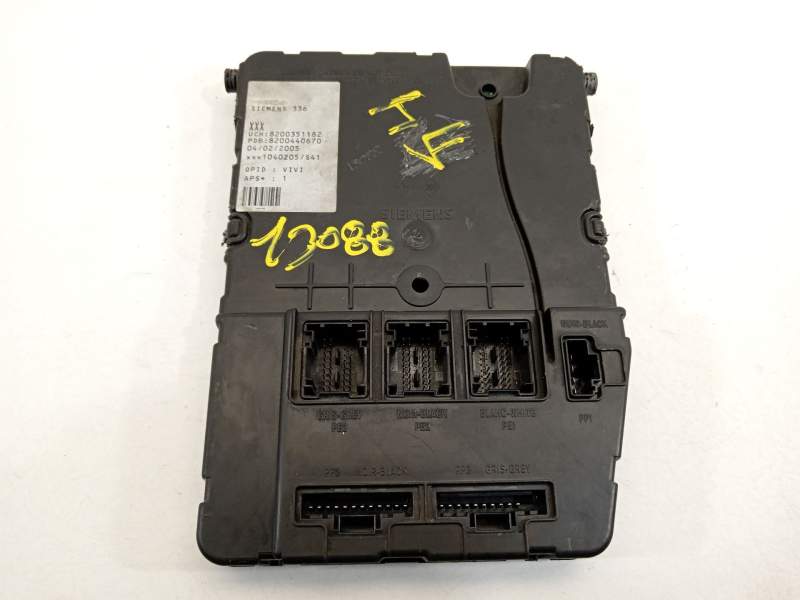 CAJA RELES / FUSIBLES 8200351182 