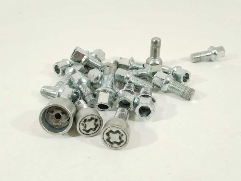TORNILLOS RUEDA WHT001812 1P0698137 