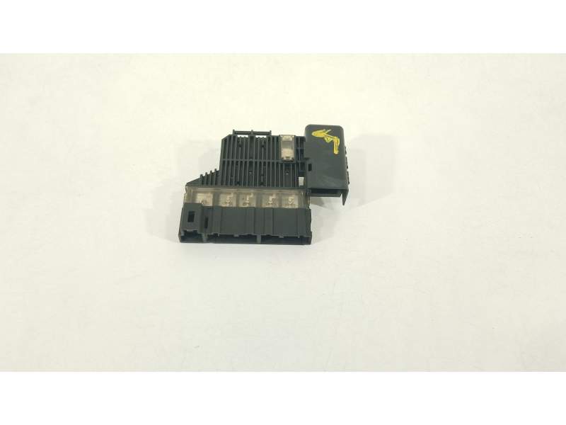 CAJA RELES / FUSIBLES 24011EY00B 