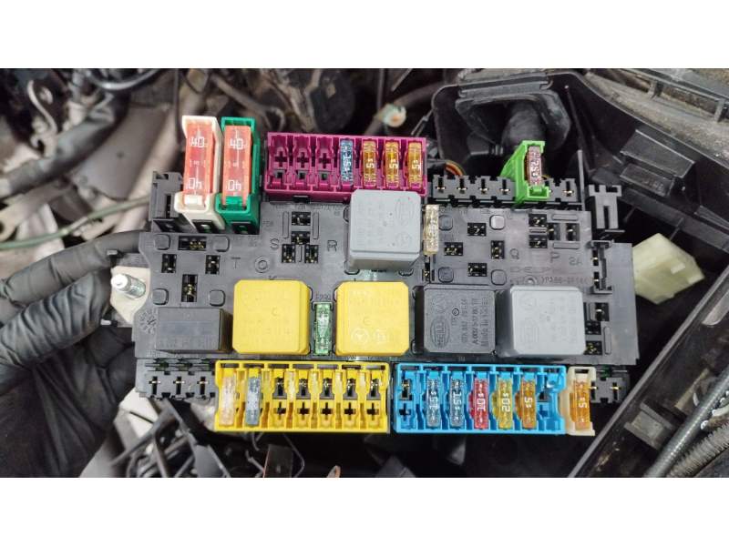 CAJA RELES / FUSIBLES A2469060093 