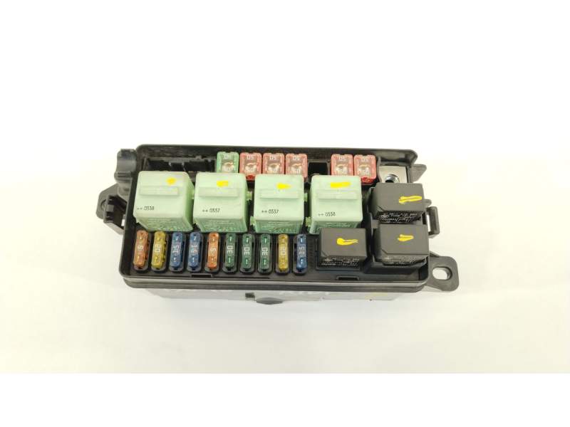 CAJA RELES / FUSIBLES 183925011003 61146906614 690660402