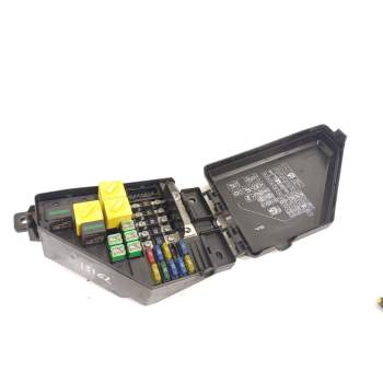 CAJA RELES / FUSIBLES YQE500330 082928062106