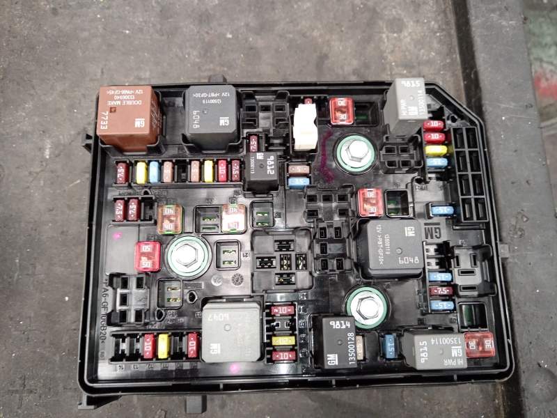 CAJA RELES / FUSIBLES 39040853 15514069 