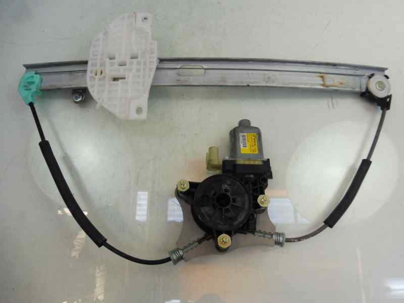 ELEVALUNAS DELANTERO DERECHO 82460H8000 
