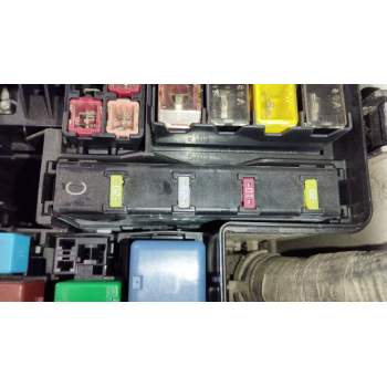 CAJA RELES / FUSIBLES 8264147020 72818502 