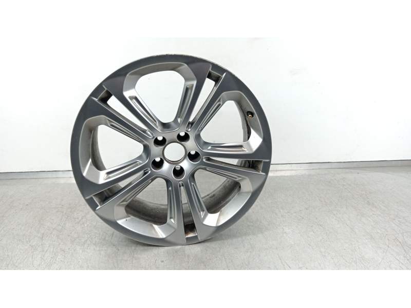 LLANTA 8R0601025BK 
