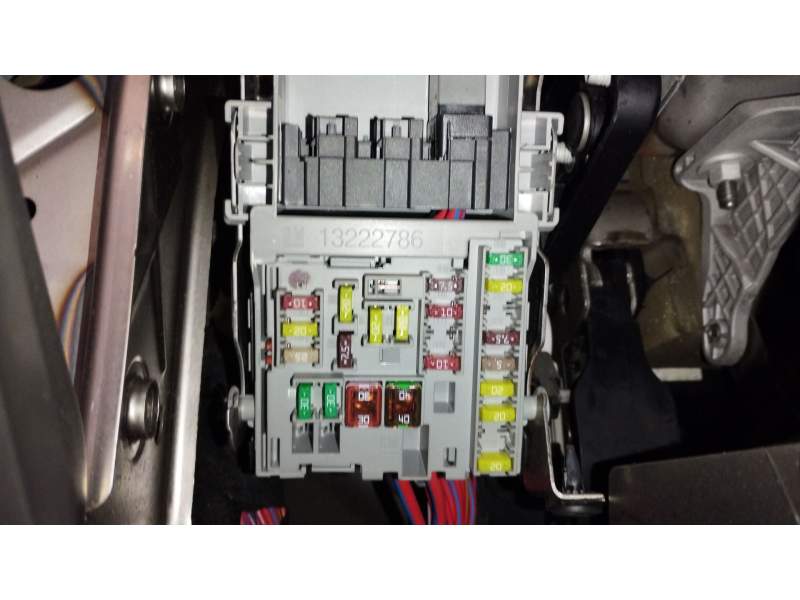 CAJA RELES / FUSIBLES 13222786 