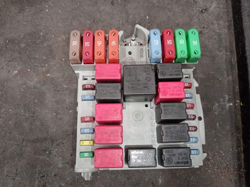 CAJA RELES / FUSIBLES 1332044080 
