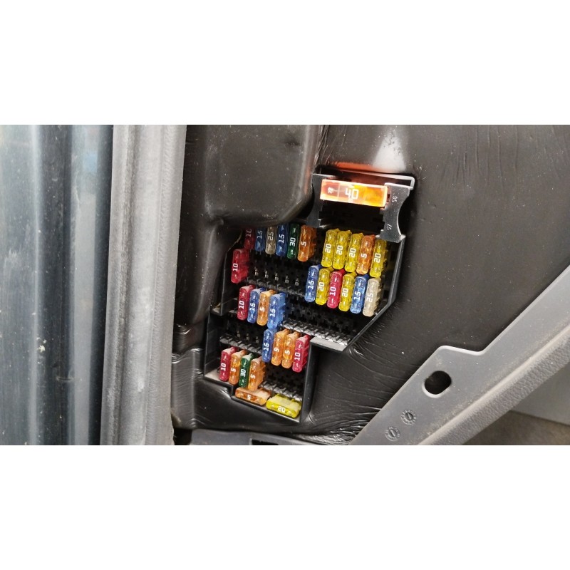 Recambio de caja reles / fusibles para volkswagen touareg (7la) tdi r5 referencia OEM IAM   