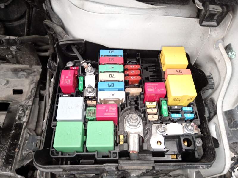 CAJA RELES / FUSIBLES 9804846880 