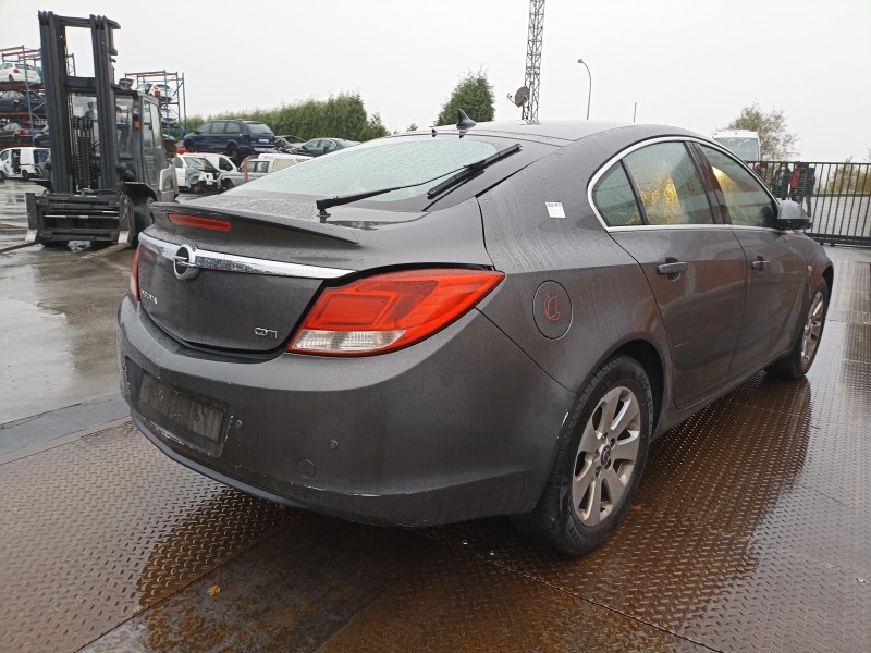 opel insignia berlina del año 2011