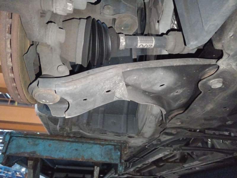 BRAZO SUSPENSION INFERIOR DELANTERO DERECHO 