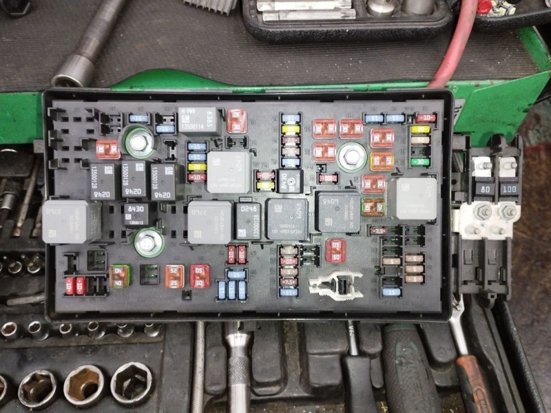 Recambio de caja reles / fusibles para opel insignia berlina cosmo referencia OEM IAM 13255300  