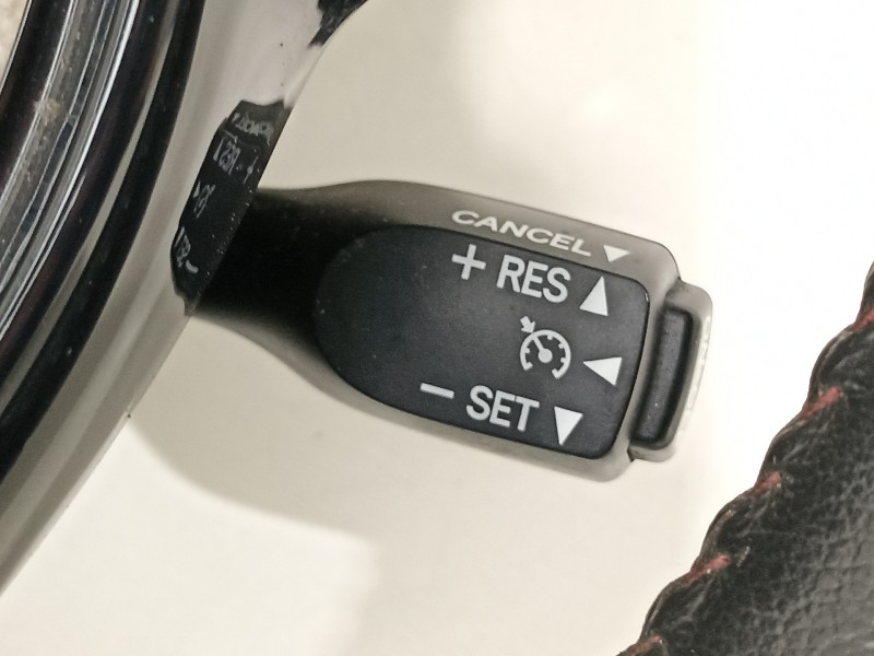 Recambio de volante para toyota yaris hsd active referencia OEM IAM 310374581B 310374599 