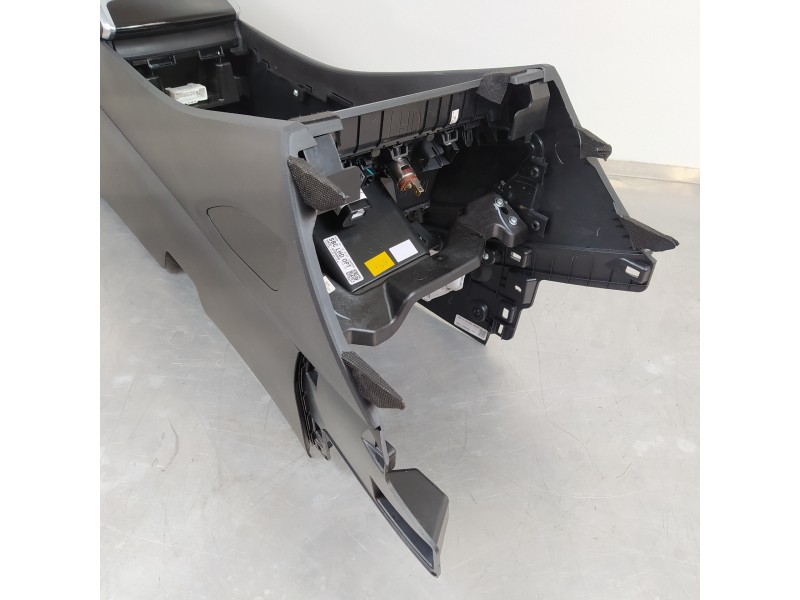 Recambio de apoyabrazos central para hyundai tucson style 2wd referencia OEM IAM 84681N7000  