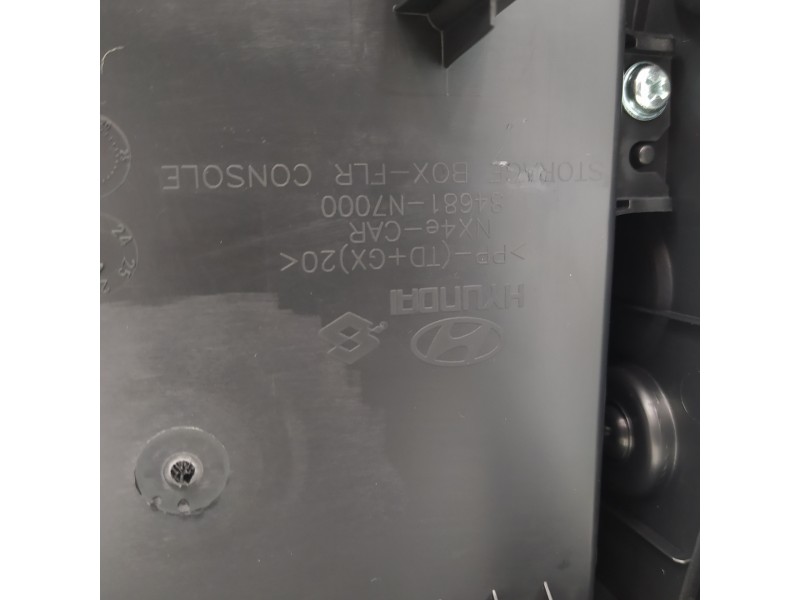 Recambio de apoyabrazos central para hyundai tucson style 2wd referencia OEM IAM 84681N7000  