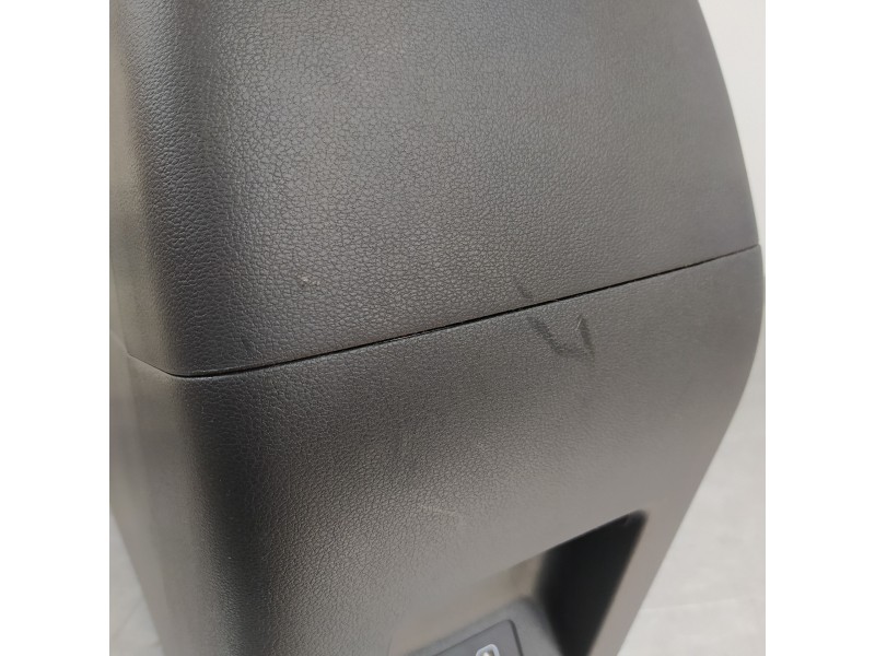 Recambio de apoyabrazos central para hyundai tucson style 2wd referencia OEM IAM 84681N7000  