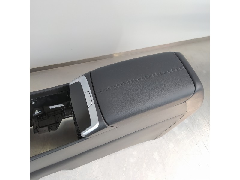 Recambio de apoyabrazos central para hyundai tucson style 2wd referencia OEM IAM 84681N7000  