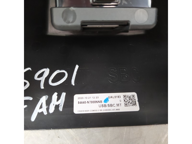 Recambio de apoyabrazos central para hyundai tucson style 2wd referencia OEM IAM 84681N7000  