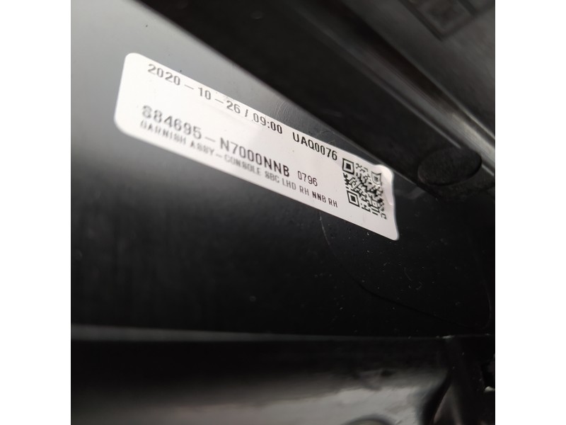 Recambio de apoyabrazos central para hyundai tucson style 2wd referencia OEM IAM 84681N7000  