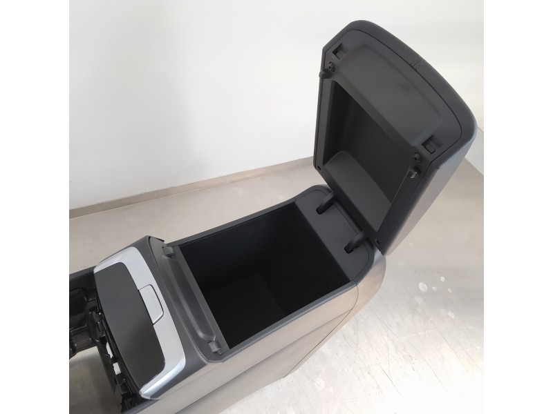 Recambio de apoyabrazos central para hyundai tucson style 2wd referencia OEM IAM 84681N7000  