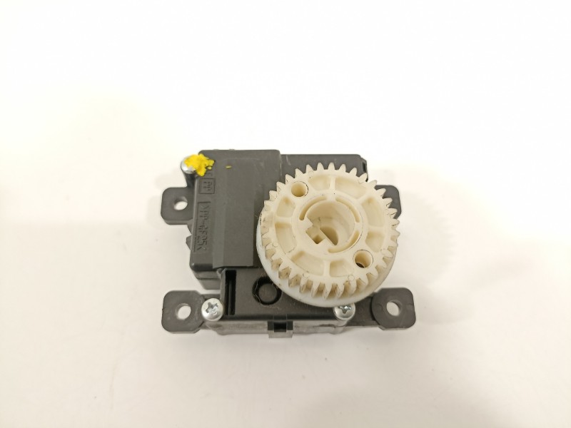 Recambio de motor apertura trampillas climatizador para toyota yaris hsd active referencia OEM IAM 0638001981  