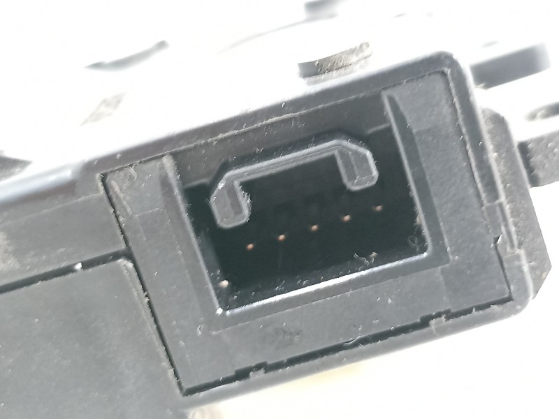 Recambio de motor apertura trampillas climatizador para toyota yaris hsd active referencia OEM IAM 0638001981  