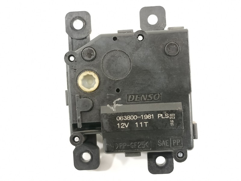 Recambio de motor apertura trampillas climatizador para toyota yaris hsd active referencia OEM IAM 0638001981  
