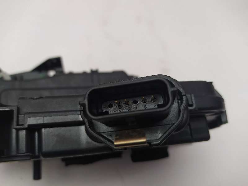 Recambio de cerradura puerta trasera derecha para renault captur zen referencia OEM IAM 805027072R  