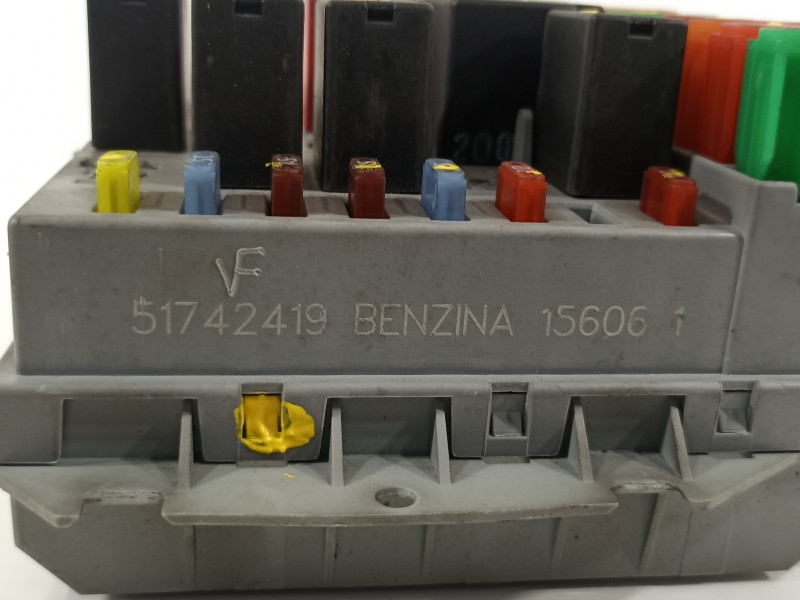Recambio de caja reles / fusibles para alfa romeo 147 (190) 1.6 ts 105 progression referencia OEM IAM 51742419  
