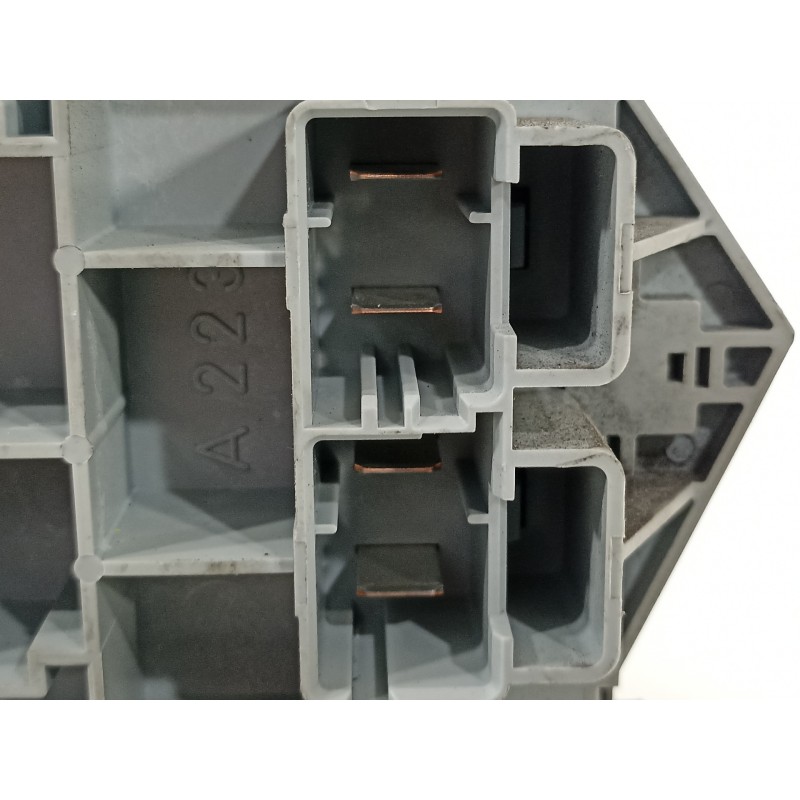 Recambio de caja reles / fusibles para alfa romeo 147 (190) 1.6 ts 105 progression referencia OEM IAM 51742419  