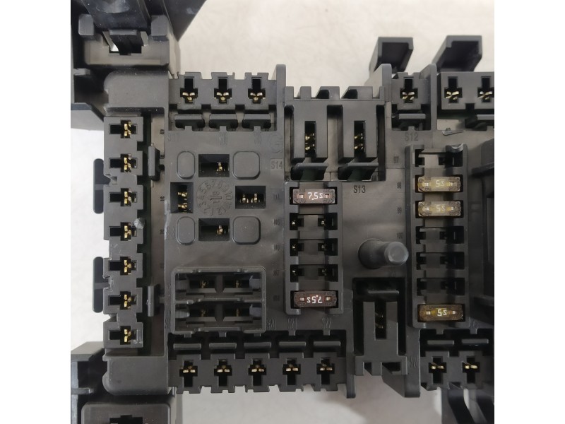Recambio de caja reles / fusibles para infiniti q50 q50 referencia OEM IAM A2469067200 A2465402714 