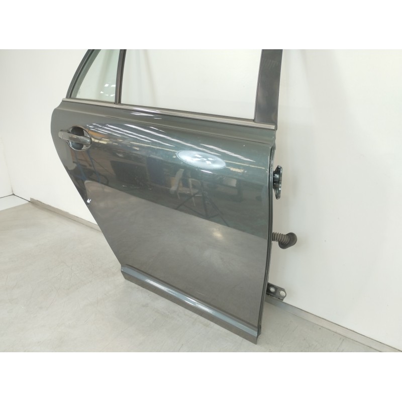 Recambio de puerta trasera derecha para toyota avensis wagon (t25) 2.2 d-4d executive referencia OEM IAM   