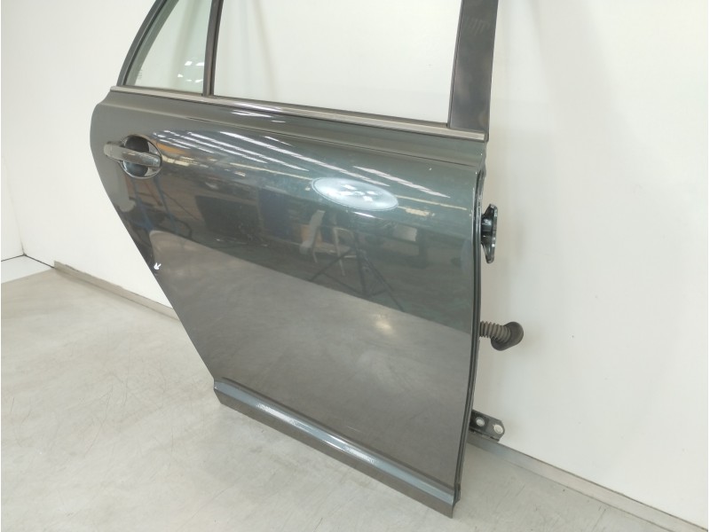 Recambio de puerta trasera derecha para toyota avensis wagon (t25) 2.2 d-4d executive referencia OEM IAM   