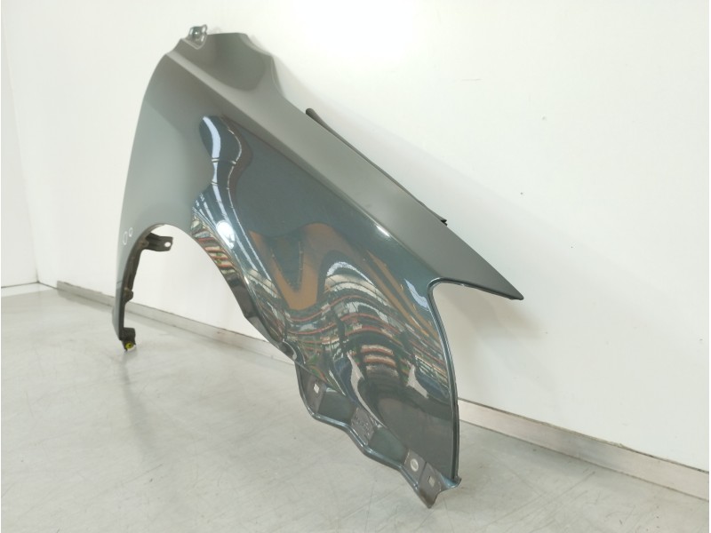 Recambio de aleta delantera derecha para toyota avensis wagon (t25) 2.2 d-4d executive referencia OEM IAM   