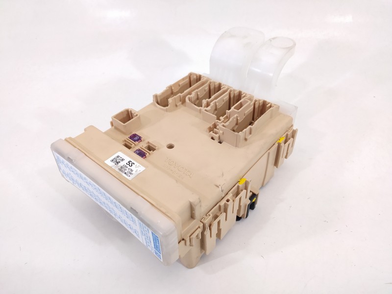 Recambio de caja reles / fusibles para toyota auris hybrid active business plus referencia OEM IAM 63586756 8273012X81 892210248