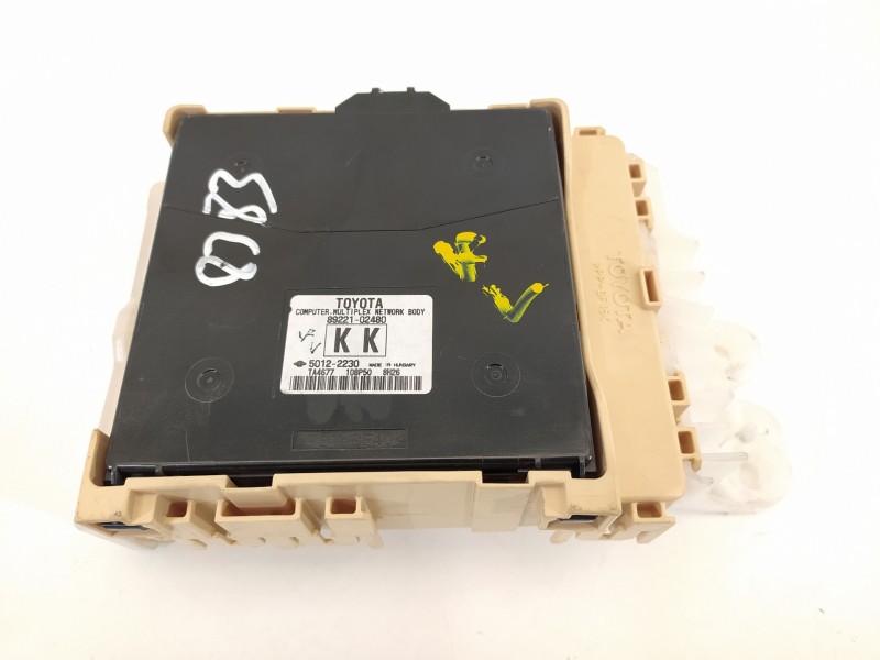 Recambio de caja reles / fusibles para toyota auris hybrid active business plus referencia OEM IAM 63586756 8273012X81 892210248