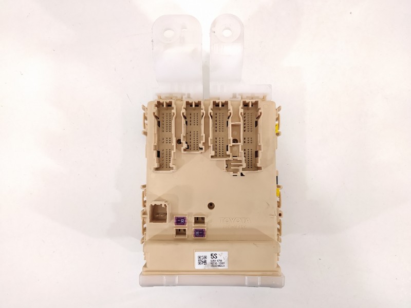 Recambio de caja reles / fusibles para toyota auris hybrid active business plus referencia OEM IAM 63586756 8273012X81 892210248