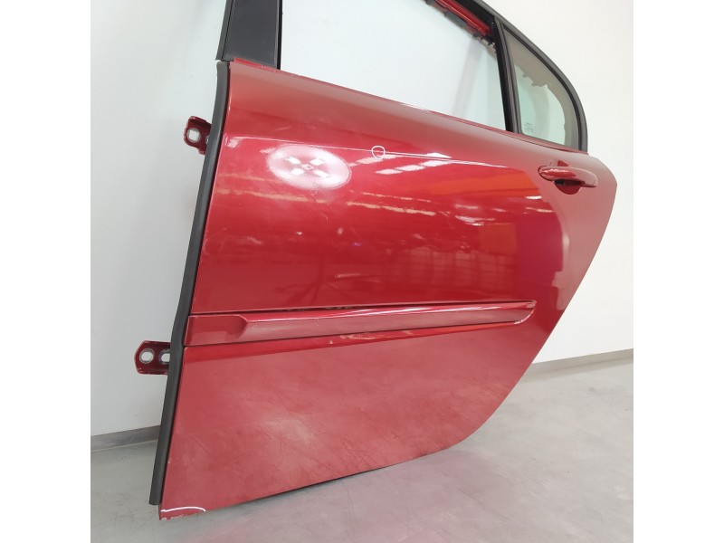 Recambio de puerta trasera izquierda para renault laguna iii expression referencia OEM IAM 821130001R  