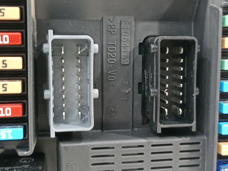 Recambio de caja reles / fusibles para peugeot 2008 (--.2013) active referencia OEM IAM 9819850080  