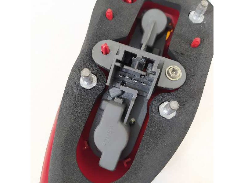 Recambio de piloto trasero derecho para alfa romeo 147 (190) 1.9 jtd distinctive referencia OEM IAM 46556347  