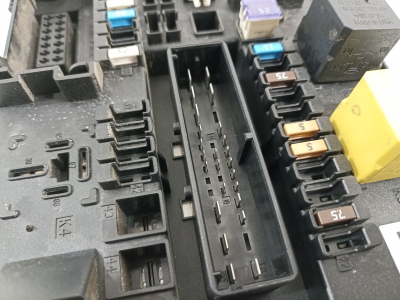 Recambio de caja reles / fusibles para opel zafira b cosmo referencia OEM IAM 13268287 5DK008669 