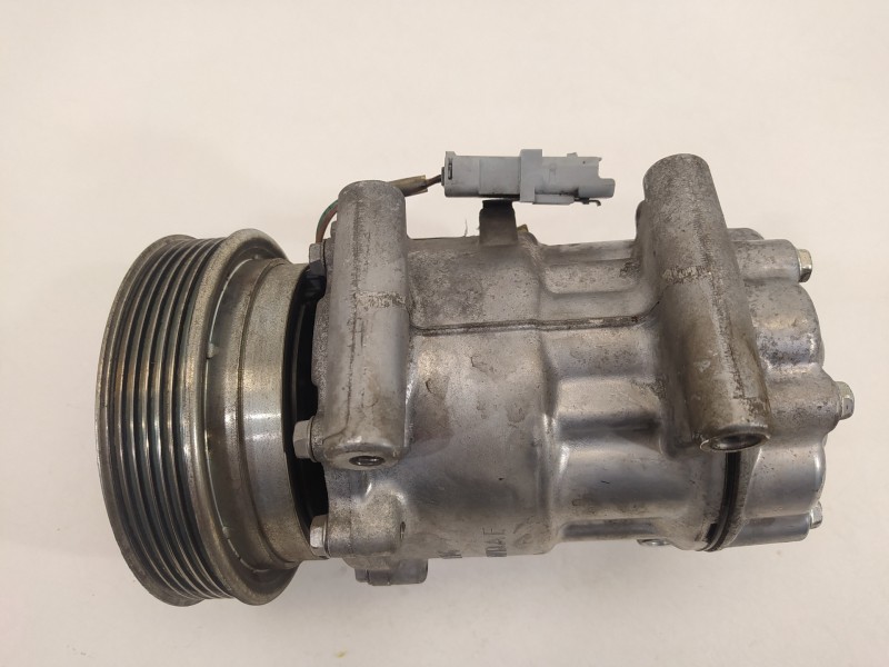 Recambio de compresor aire acondicionado para renault kangoo profesional referencia OEM IAM 8200953359B  