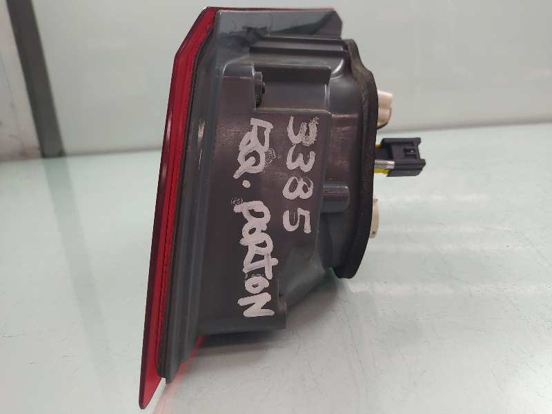 Recambio de piloto trasero izquierdo en porton para renault latitude privilege referencia OEM IAM 8200013577  