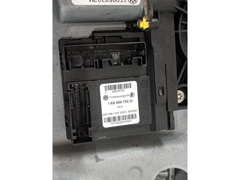 Recambio de elevalunas delantero derecho para volkswagen caddy ka/kb (2k) maxi furg. referencia OEM IAM 1T0837756L 1K0959792 