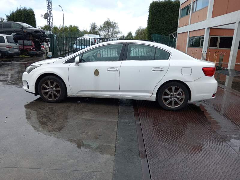 toyota avensis sedán (_t27_) del año 2013