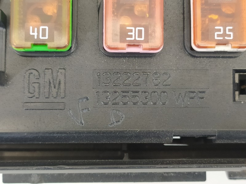 Recambio de caja reles / fusibles para opel insignia berlina selective referencia OEM IAM 13255300 529050199 13222782