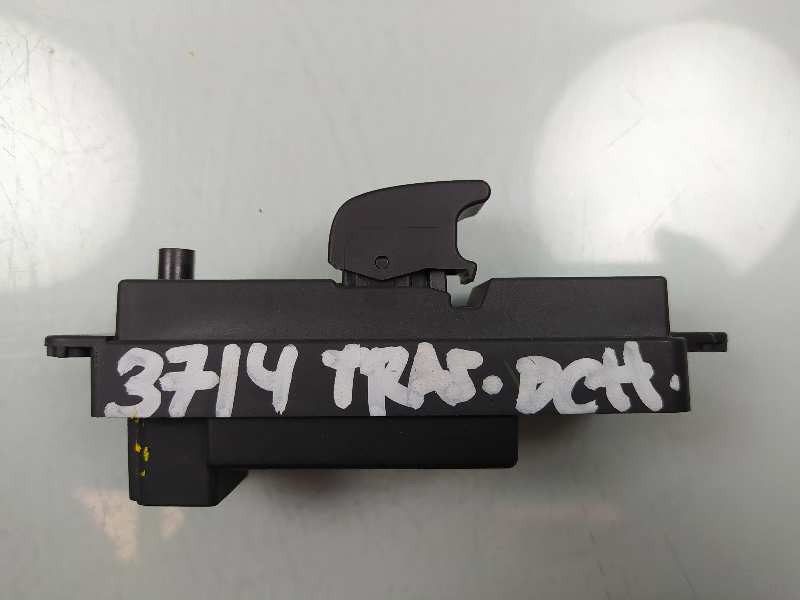 Recambio de mando elevalunas trasero derecho para mazda 3 berlina (bk) 2.0 sportive referencia OEM IAM BP4K66380 03123120 