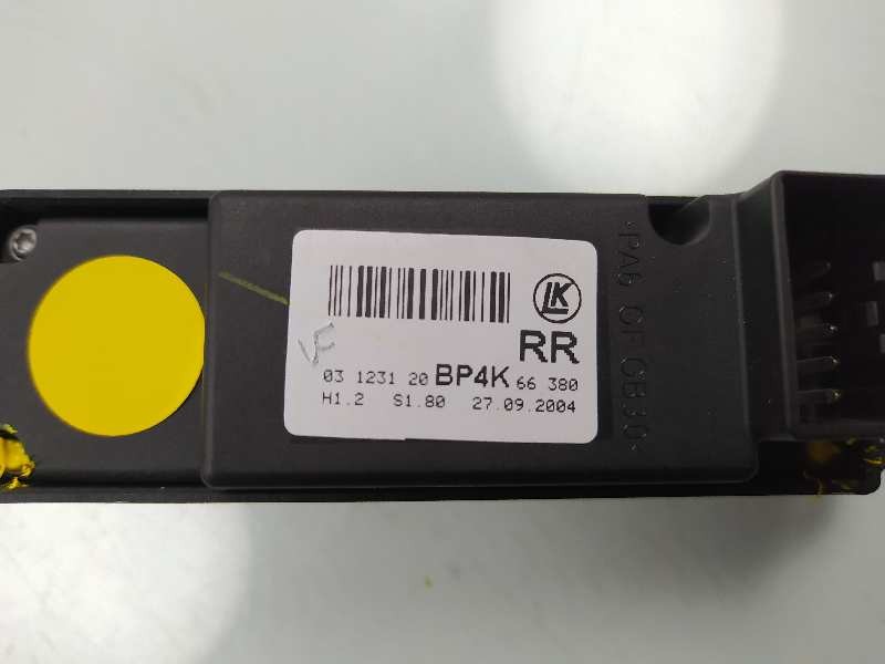 Recambio de mando elevalunas trasero derecho para mazda 3 berlina (bk) 2.0 sportive referencia OEM IAM BP4K66380 03123120 