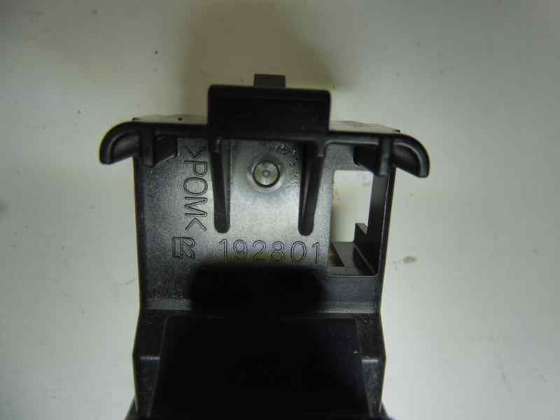 Recambio de mando elevalunas trasero derecho para toyota auris hybrid active referencia OEM IAM 192801  